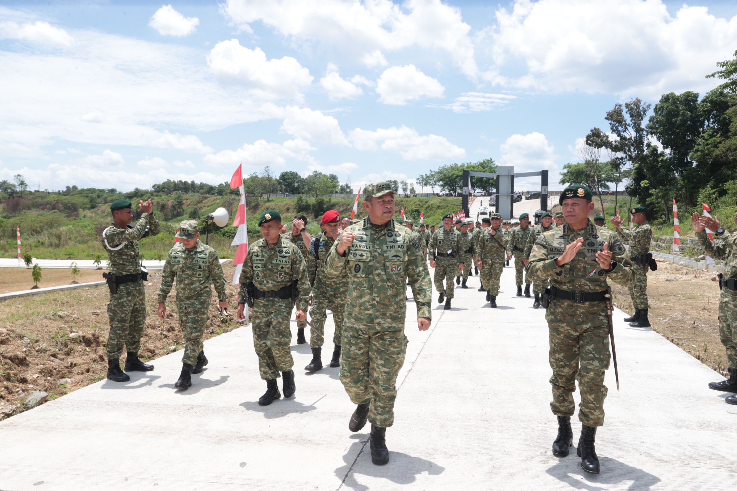 Kasad Jenderal TNI Maruli Simanjuntak meninjau Markas Batalyon Intai Tempur (Yontaipur) Kostrad di Cikarang, Jawa Barat. (BeritaNasional/Elvis/HO Dispenad)