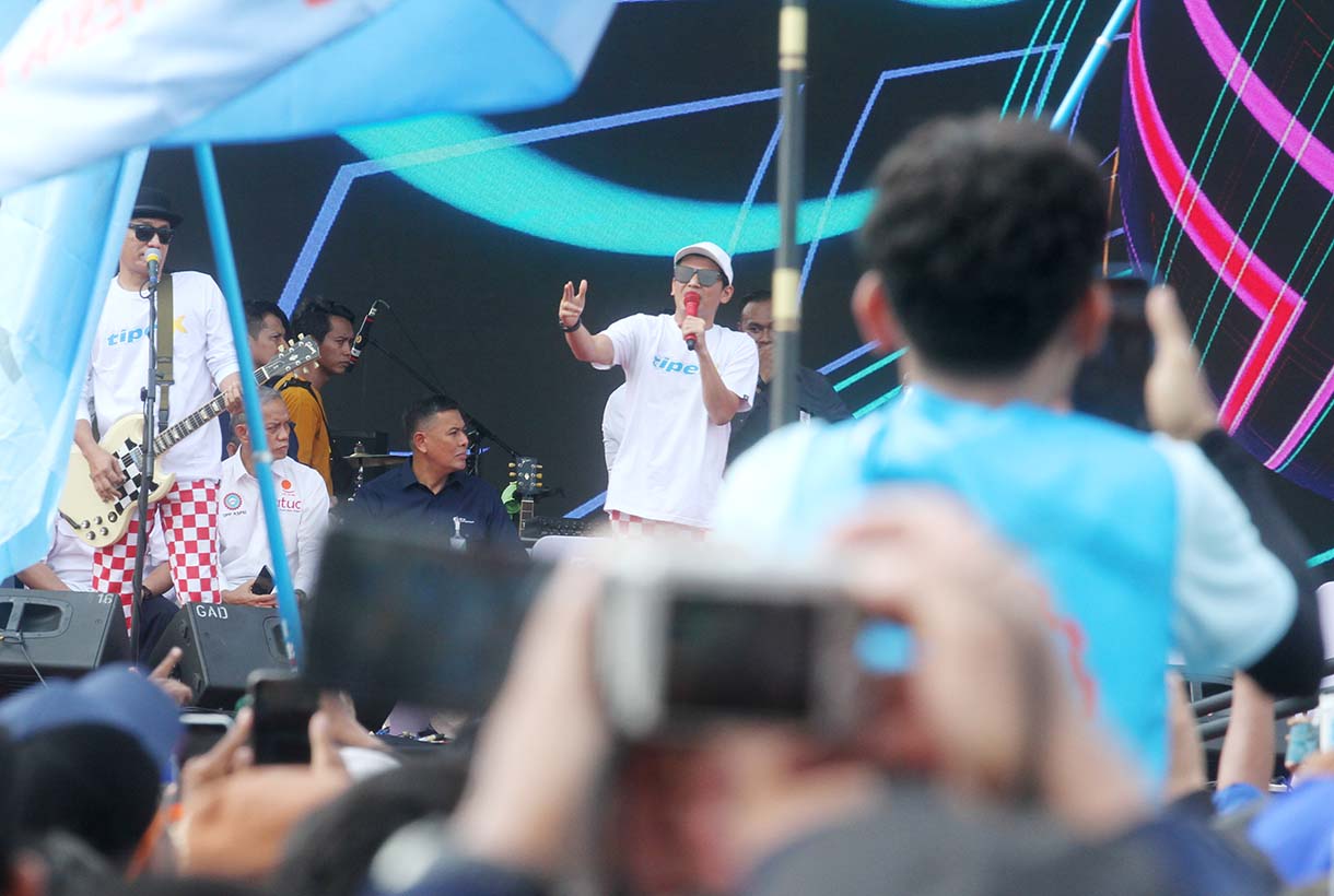Grup band Tipe-X menghibur massa peserta aksi peringatan Hari Buruh Internasional (Mayday) di Lapangan Monas, Jakarta Pusat, Kamis (1/5/2025).(Beritanasional.com/Oke Atmaja)