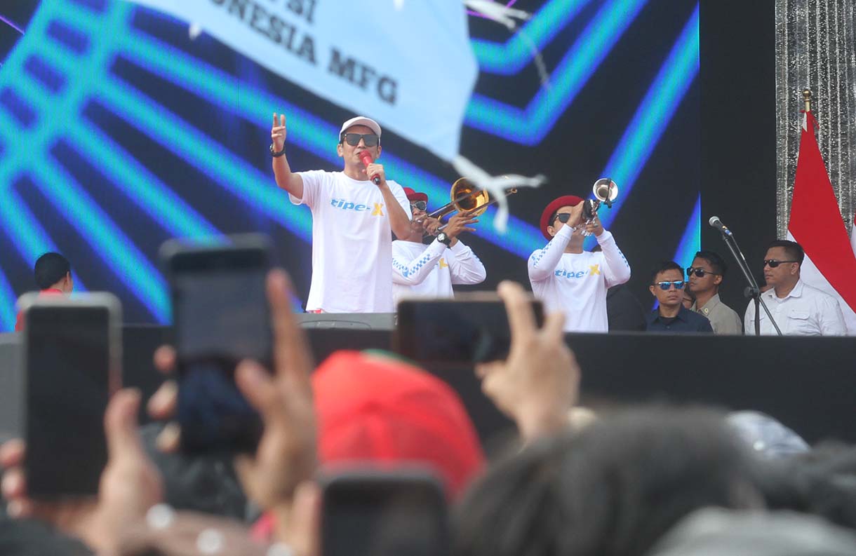 Grup band Tipe-X menghibur massa peserta aksi peringatan Hari Buruh Internasional (Mayday) di Lapangan Monas, Jakarta Pusat, Kamis (1/5/2025).(Beritanasional.com/Oke Atmaja)