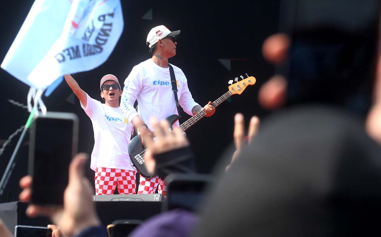 Grup band Tipe-X menghibur massa peserta aksi peringatan Hari Buruh Internasional (Mayday) di Lapangan Monas, Jakarta Pusat, Kamis (1/5/2025).(Beritanasional.com/Oke Atmaja)