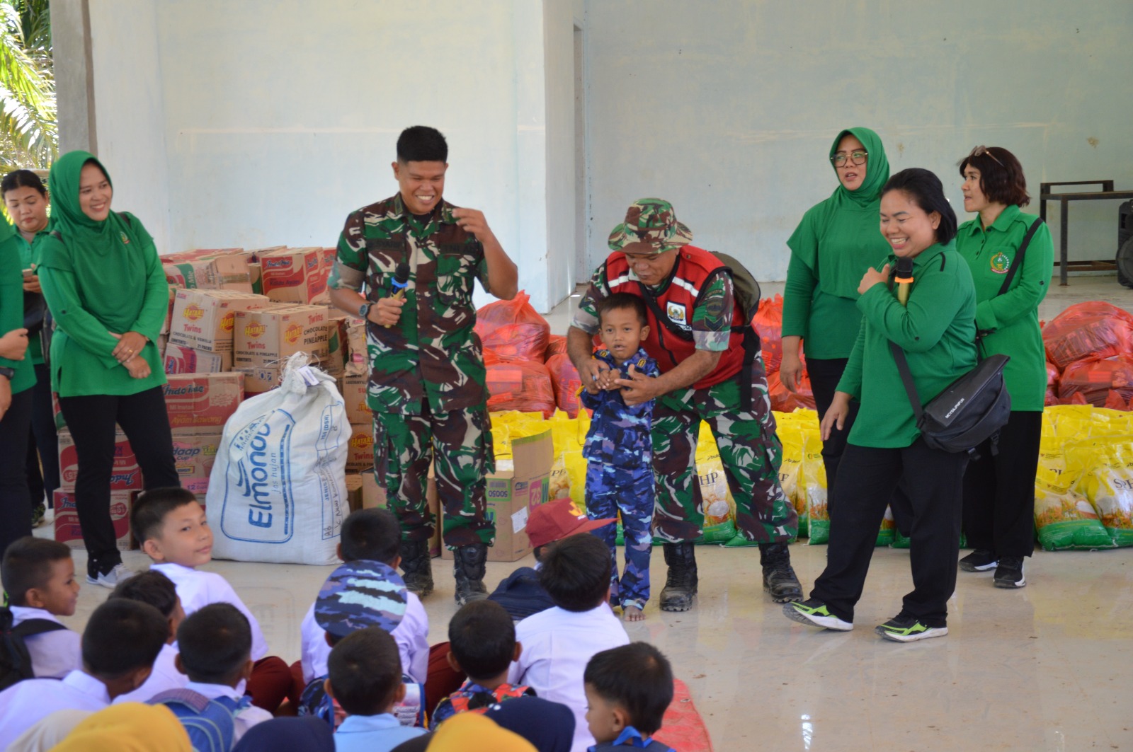 TNI Angkatan Darat menggelar kegiatan trauma healing serta menyalurkan bantuan sosial bagi warga terdampak bencana alam di Desa Bandar Tarutung (BeritaNasional/Elvis/HO Dispenad)