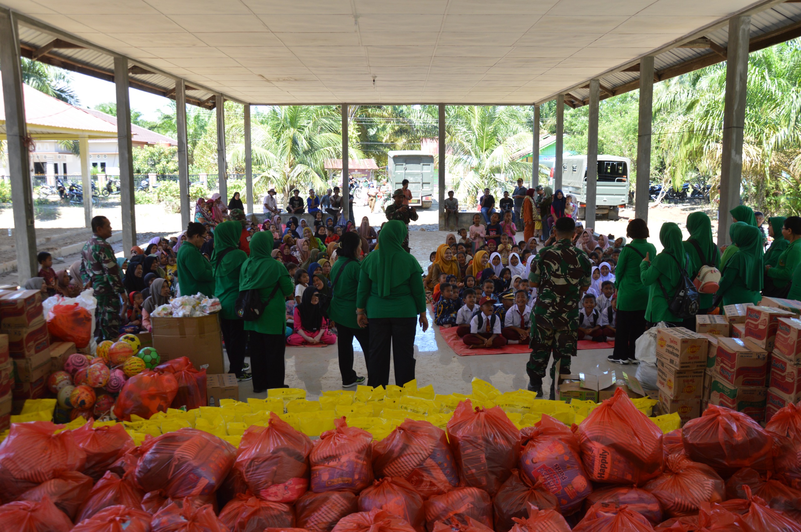 TNI Angkatan Darat menggelar kegiatan trauma healing serta menyalurkan bantuan sosial bagi warga terdampak bencana alam di Desa Bandar Tarutung (BeritaNasional/Elvis/HO Dispenad)