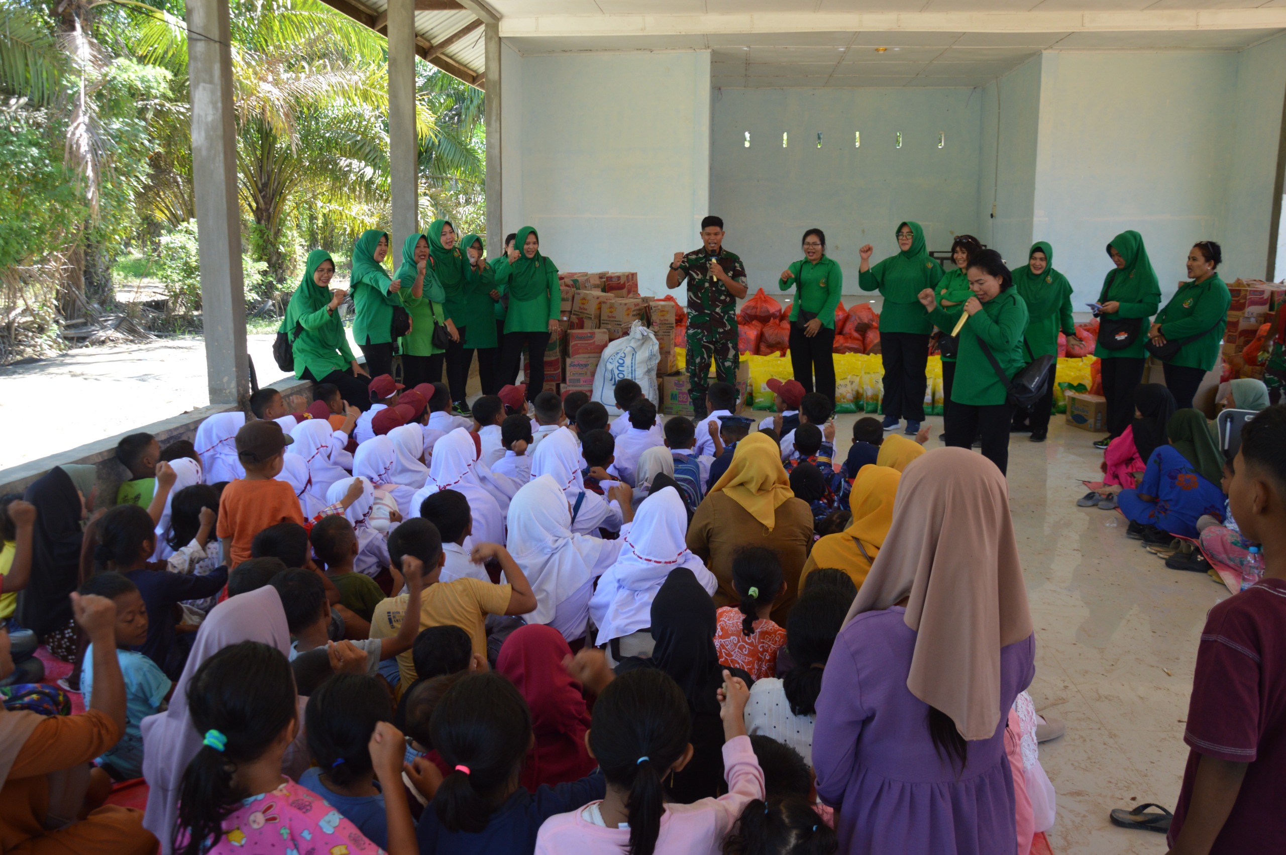 TNI Angkatan Darat menggelar kegiatan trauma healing serta menyalurkan bantuan sosial bagi warga terdampak bencana alam di Desa Bandar Tarutung (BeritaNasional/Elvis/HO Dispenad)