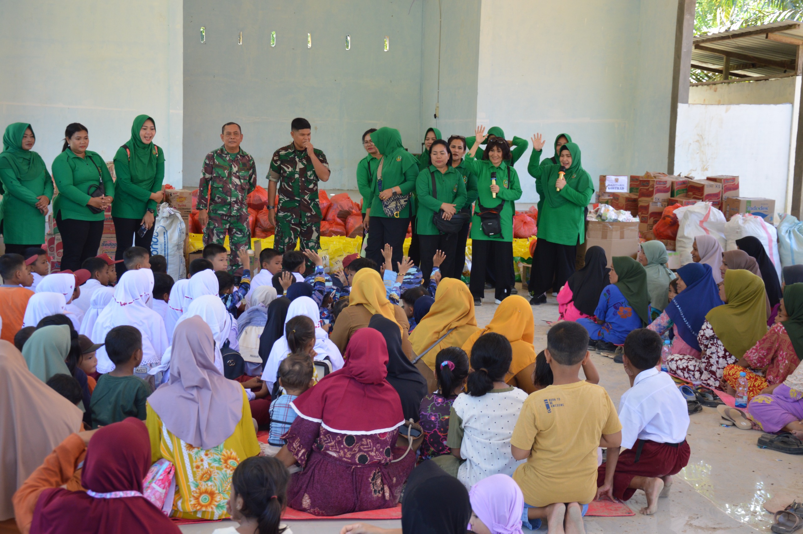 TNI Angkatan Darat menggelar kegiatan trauma healing serta menyalurkan bantuan sosial bagi warga terdampak bencana alam di Desa Bandar Tarutung (BeritaNasional/Elvis/HO Dispenad)