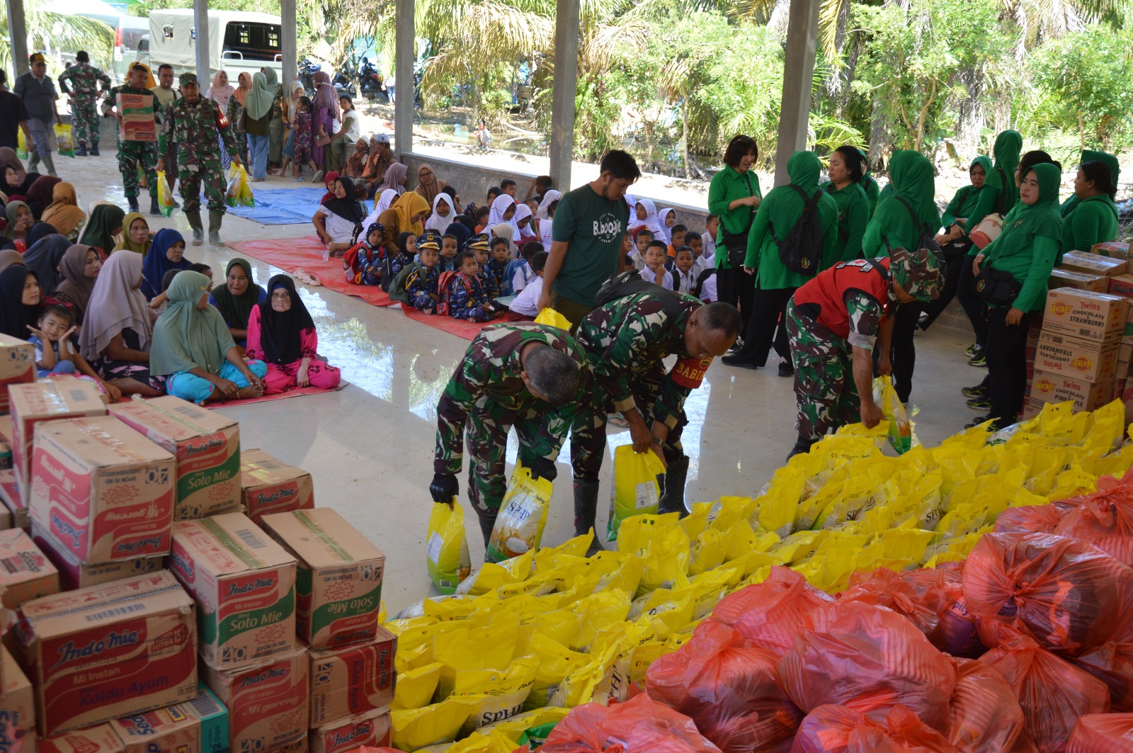 TNI Angkatan Darat menggelar kegiatan trauma healing serta menyalurkan bantuan sosial bagi warga terdampak bencana alam di Desa Bandar Tarutung (BeritaNasional/Elvis/HO Dispenad)