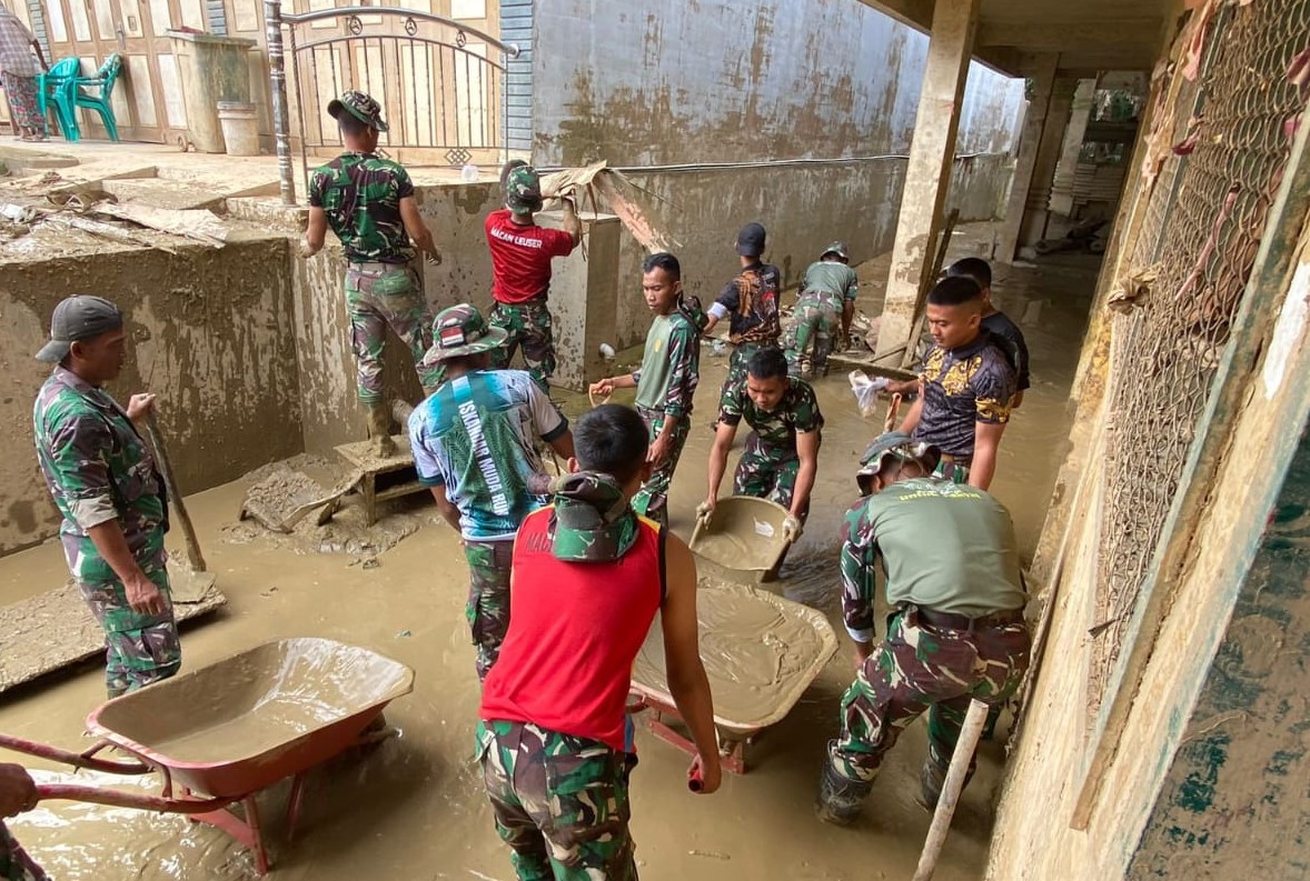 TNI Angkatan Darat membantu masyarakat dengan mempercepat pemulihan fasilitas pendidikan yang terdampak banjir bandang di Madrasah Tsanawiyah (MTSS) Darul Ulum di Jalan Cut Nyak Dien, Desa Sriwijaya, Kecamatan Kuala Simpang, Kabupaten Aceh Tamiang.  (BeritaNasional/Elvis/HO Dispenad)