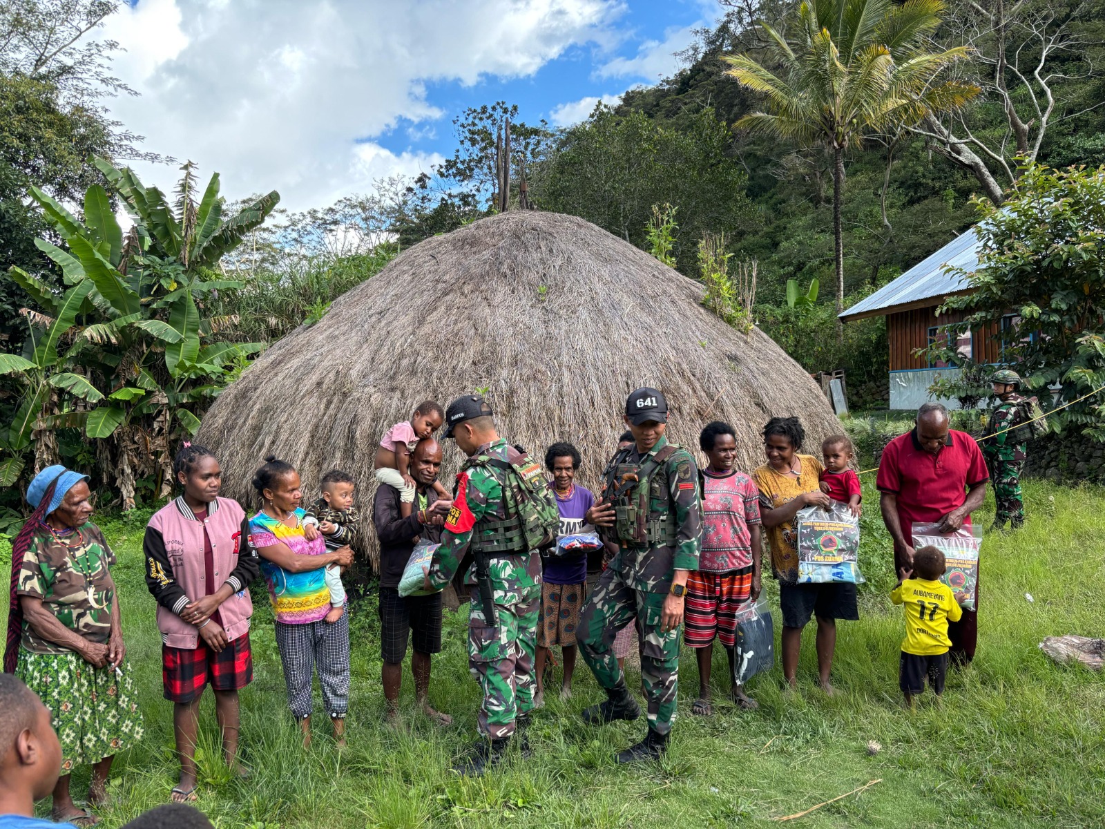 Satgas Yonif 641/BRU. Personel Pos Kurima membagikan selimut kepada warga Papua. (BeritaNasional/Elvis Sendouw/HO Puspen TNI AD)