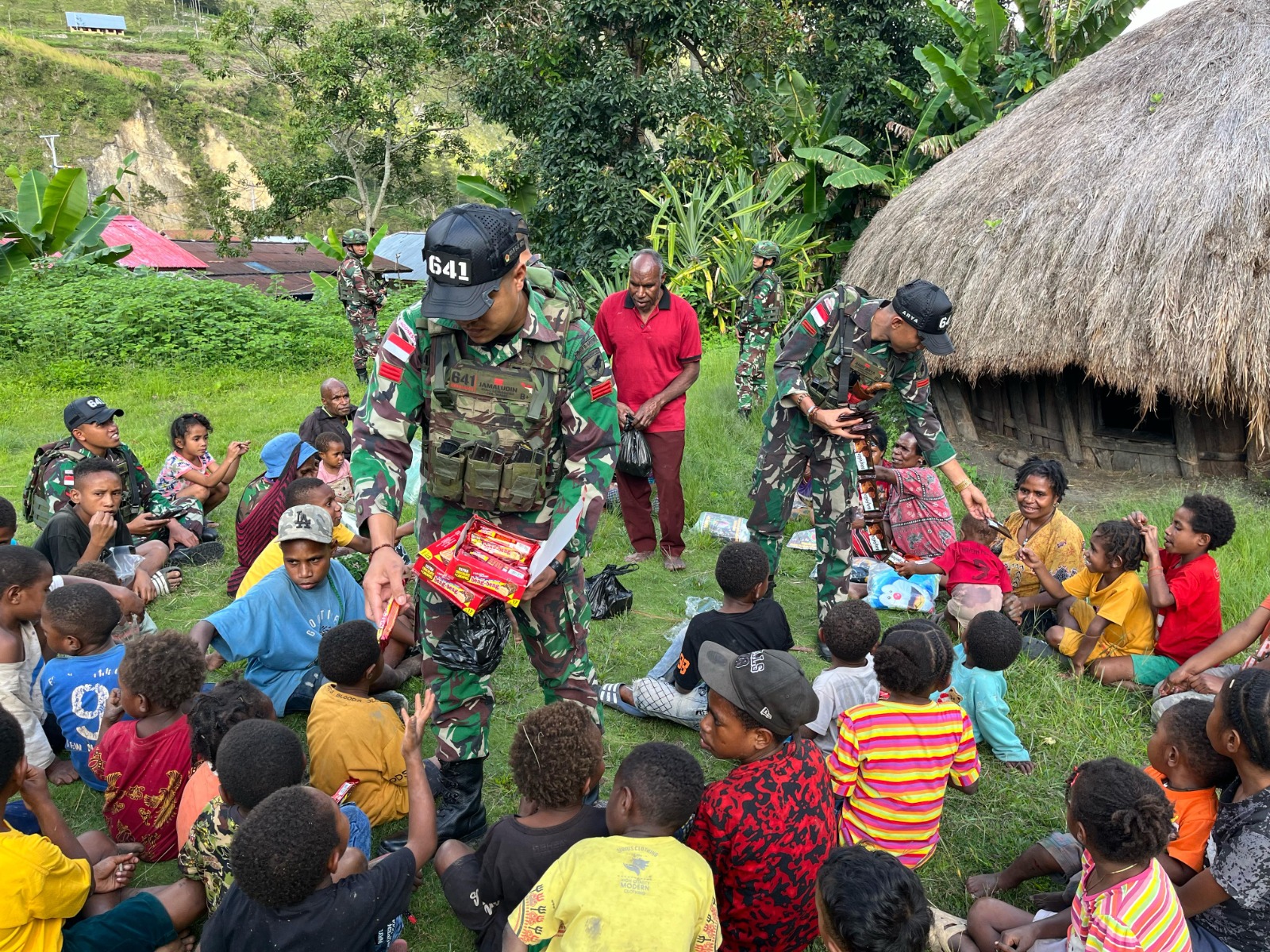 Satgas Yonif 641/BRU. Personel Pos Kurima membagikan selimut kepada warga Papua. (BeritaNasional/Elvis Sendouw/HO Puspen TNI AD)