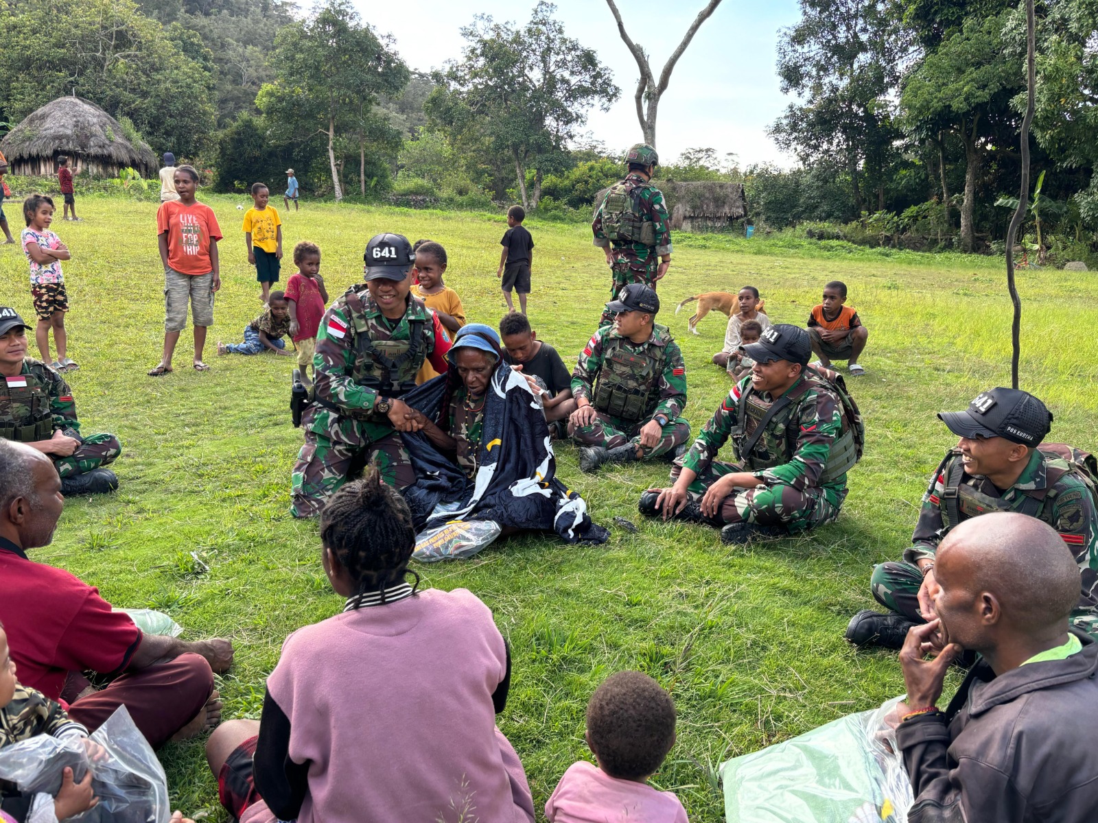 Satgas Yonif 641/BRU. Personel Pos Kurima membagikan selimut kepada warga Papua. (BeritaNasional/Elvis Sendouw/HO Puspen TNI AD)