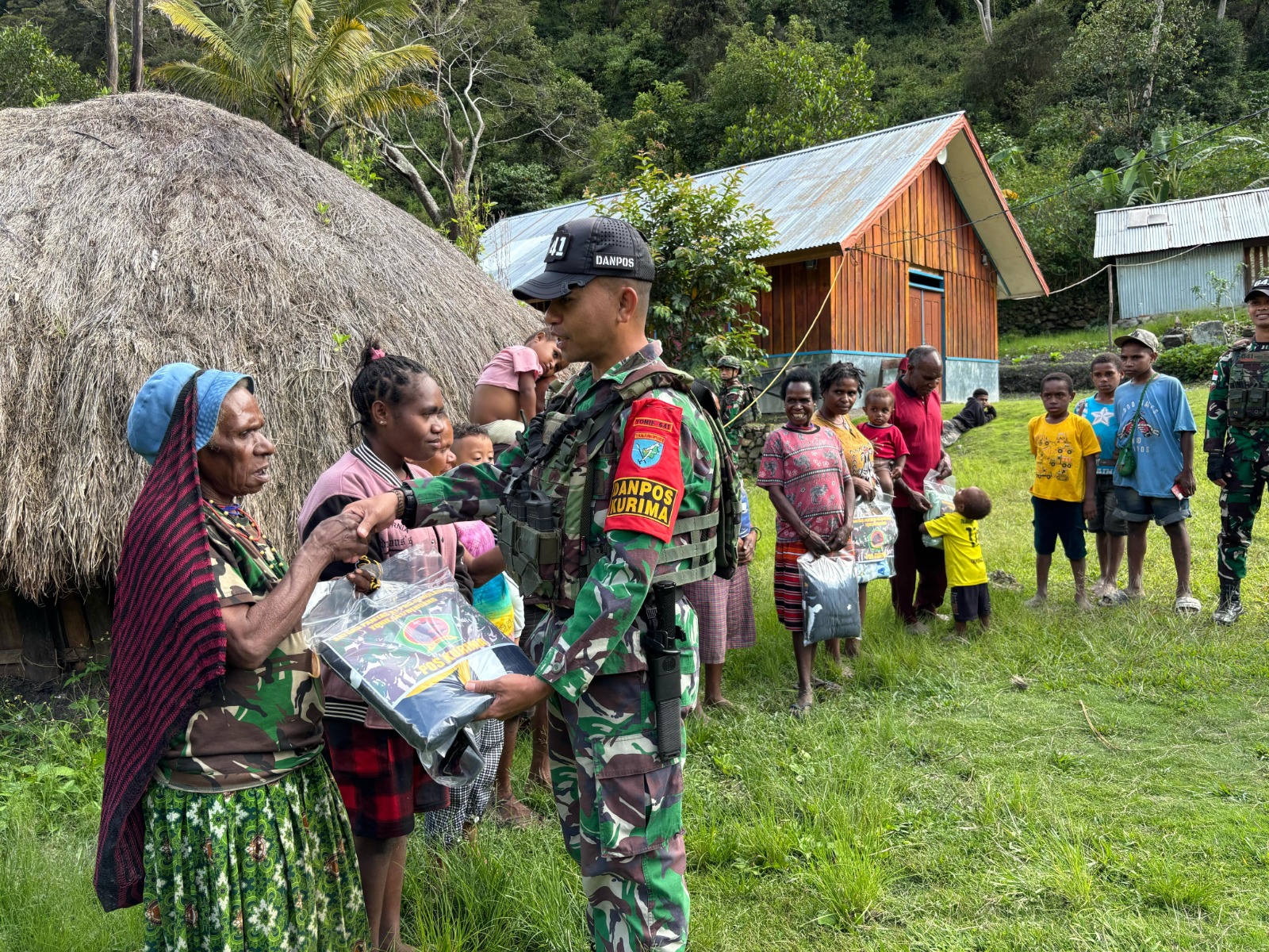 Satgas Yonif 641/BRU. Personel Pos Kurima membagikan selimut kepada warga Papua. (BeritaNasional/Elvis Sendouw/HO Puspen TNI AD)