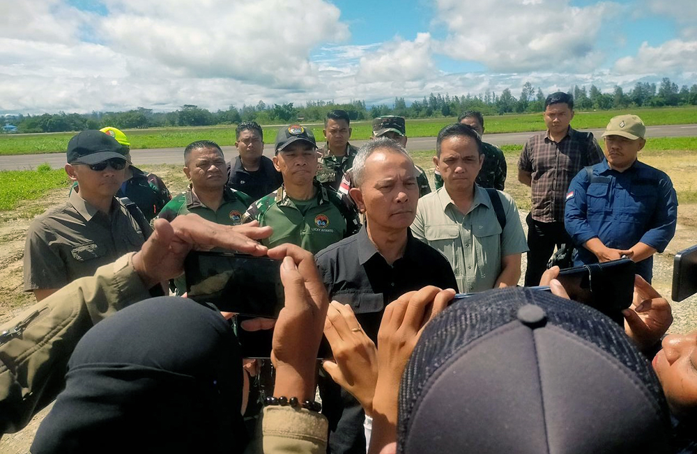 TNI berhasil mengevakuasi jenazah Pilot PT Intan Angkasa Air, Glen Malcolm Conning dan 13 orang  selamat. (BeritaNasional/HO/Elvis Sendouw)