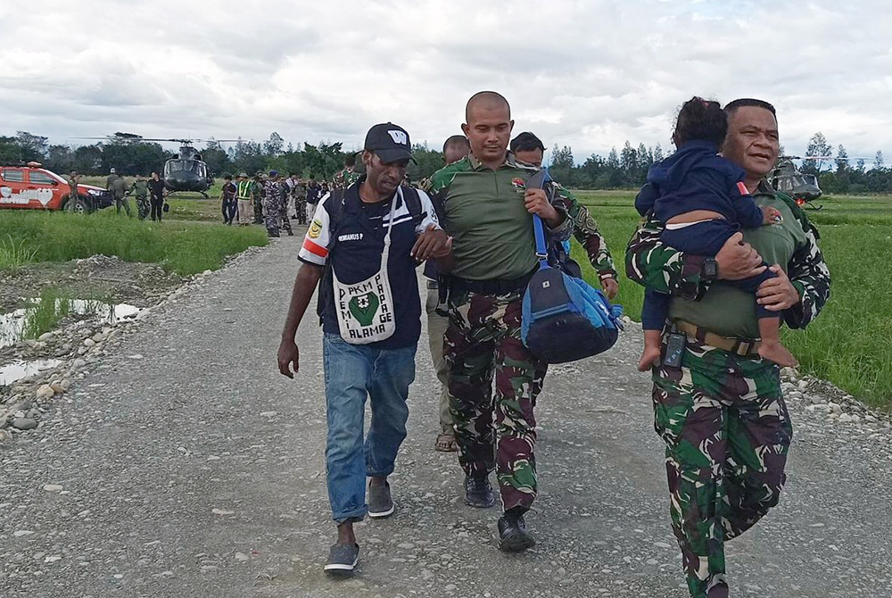 TNI berhasil mengevakuasi jenazah Pilot PT Intan Angkasa Air, Glen Malcolm Conning dan 13 orang  selamat. (BeritaNasional/HO/Elvis Sendouw)