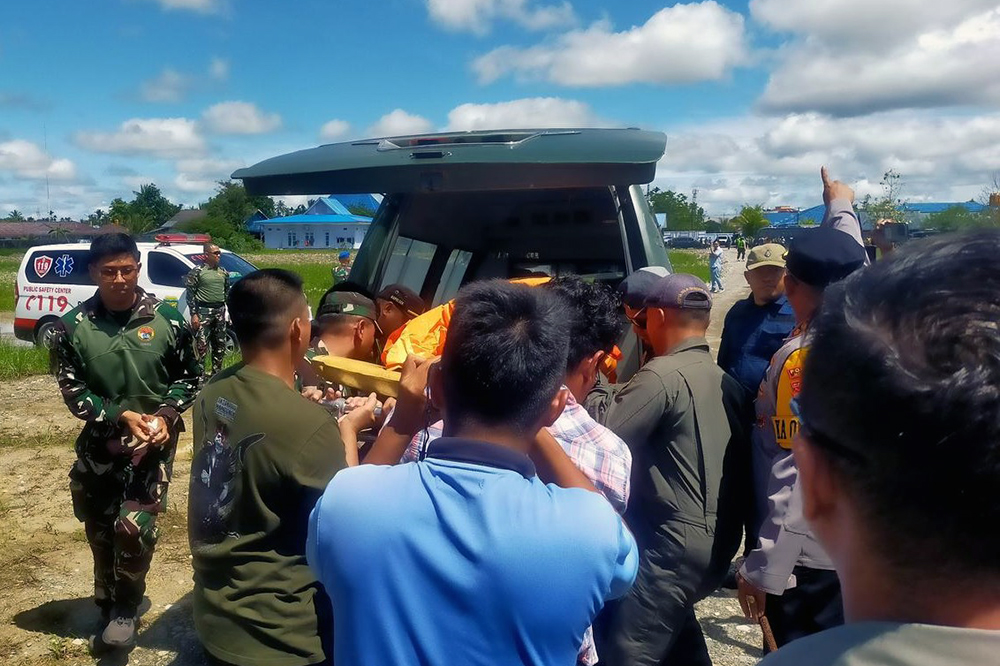 TNI berhasil mengevakuasi jenazah Pilot PT Intan Angkasa Air, Glen Malcolm Conning dan 13 orang  selamat. (BeritaNasional/HO/Elvis Sendouw)