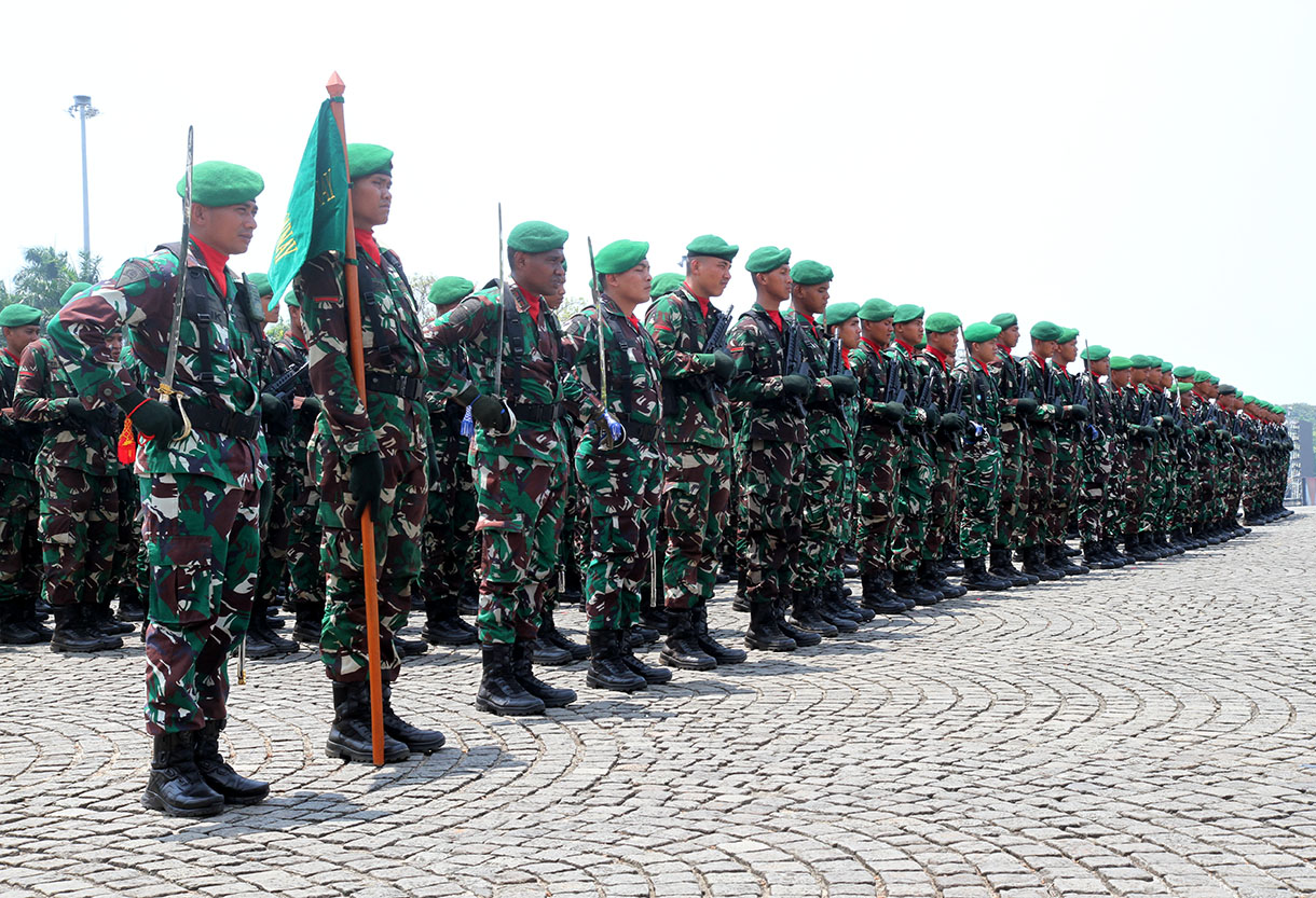 Pemeran Panglima TNI Jenderal TNI Agus Subiyanto menginspeksi pasukan dengan dalam gladi kotor Hari Ulang Tahun (HUT) ke-79 Tentara Nasional Indonesia (TNI) di Lapangan Silang Monumen Nasional (Monas), Gambir, Jakarta Pusat, Selasa (1/10/2024.(BeritaNasional.com/Oke Atmaja)