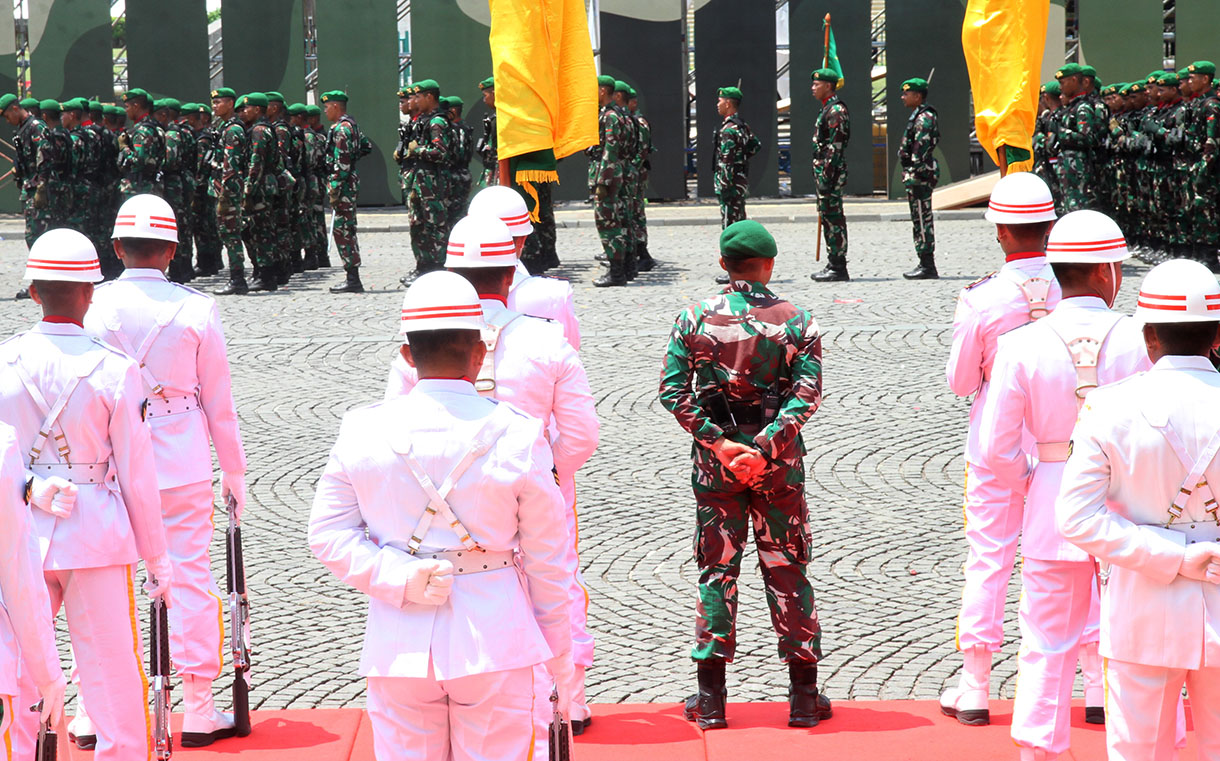 Pemeran Panglima TNI Jenderal TNI Agus Subiyanto menginspeksi pasukan dengan dalam gladi kotor Hari Ulang Tahun (HUT) ke-79 Tentara Nasional Indonesia (TNI) di Lapangan Silang Monumen Nasional (Monas), Gambir, Jakarta Pusat, Selasa (1/10/2024.(BeritaNasional.com/Oke Atmaja)