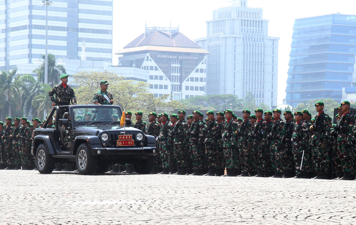 Pemeran Panglima TNI Jenderal TNI Agus Subiyanto menginspeksi pasukan dengan dalam gladi kotor Hari Ulang Tahun (HUT) ke-79 Tentara Nasional Indonesia (TNI) di Lapangan Silang Monumen Nasional (Monas), Gambir, Jakarta Pusat, Selasa (1/10/2024.(BeritaNasional.com/Oke Atmaja)