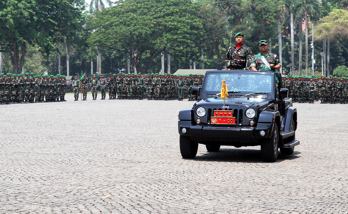 Pemeran Panglima TNI Jenderal TNI Agus Subiyanto menginspeksi pasukan dengan dalam gladi kotor Hari Ulang Tahun (HUT) ke-79 Tentara Nasional Indonesia (TNI) di Lapangan Silang Monumen Nasional (Monas), Gambir, Jakarta Pusat, Selasa (1/10/2024.(BeritaNasional.com/Oke Atmaja)