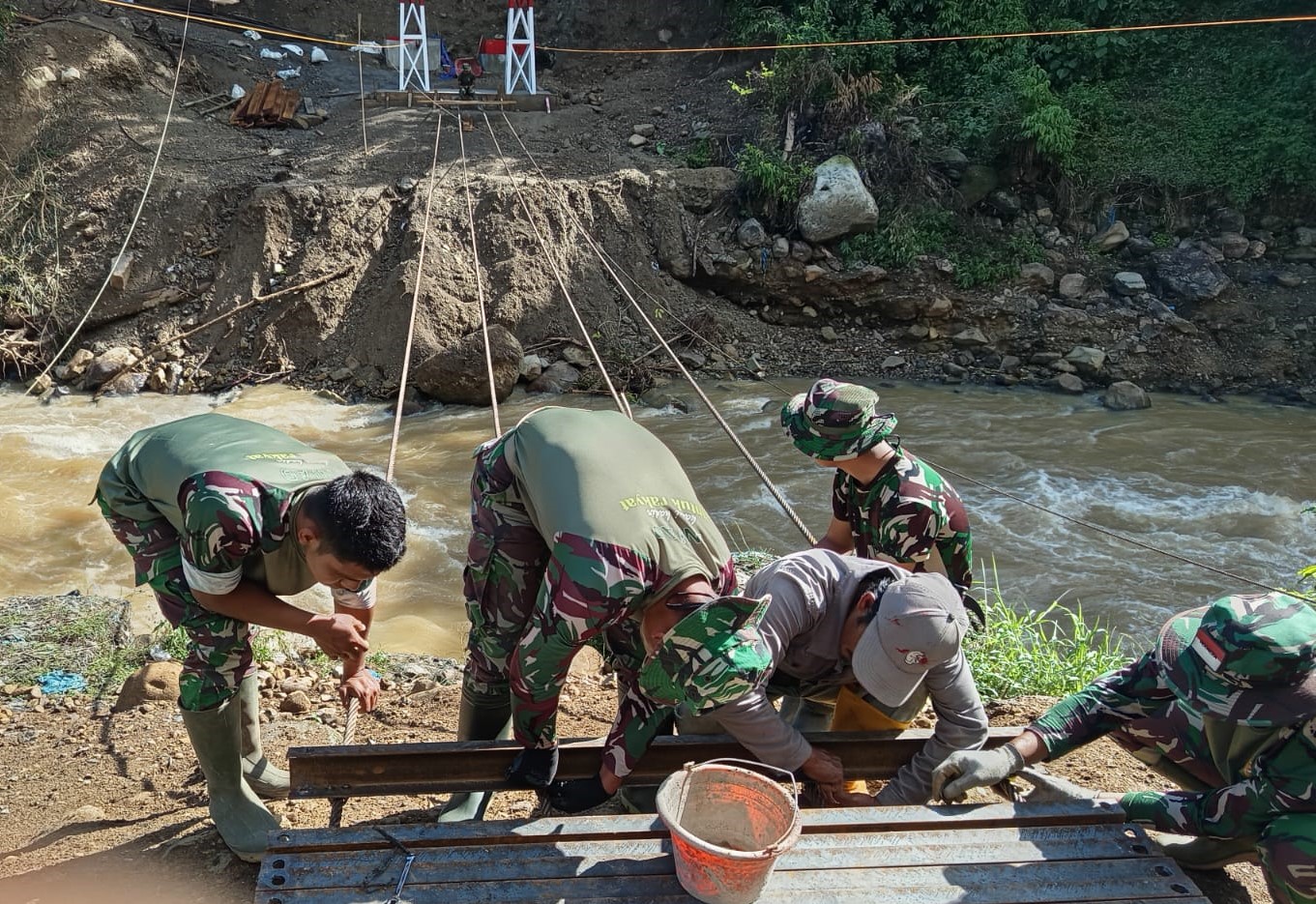 TNI dari Kodim 0106/Aceh Tengah bersama personel Yon TP 854/DK terus mempercepat pembangunan jembatan gantung di Desa Burni Bius, Aceh. (BeritaNasional/Elvis/HO Dispenad)