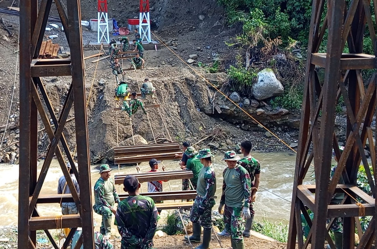 TNI dari Kodim 0106/Aceh Tengah bersama personel Yon TP 854/DK terus mempercepat pembangunan jembatan gantung di Desa Burni Bius, Aceh. (BeritaNasional/Elvis/HO Dispenad)