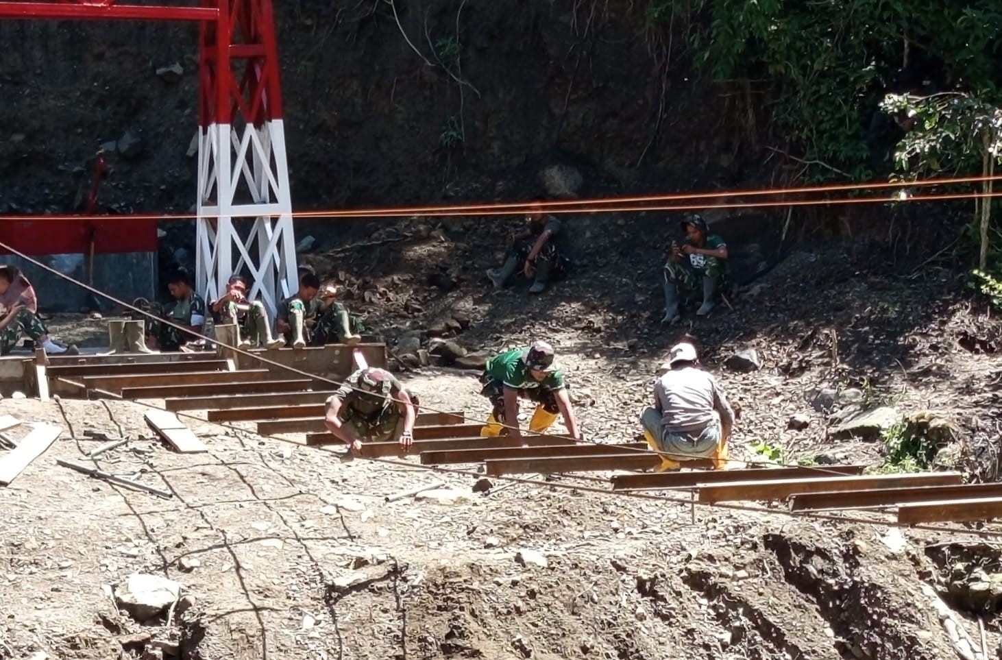 TNI dari Kodim 0106/Aceh Tengah bersama personel Yon TP 854/DK terus mempercepat pembangunan jembatan gantung di Desa Burni Bius, Aceh. (BeritaNasional/Elvis/HO Dispenad)