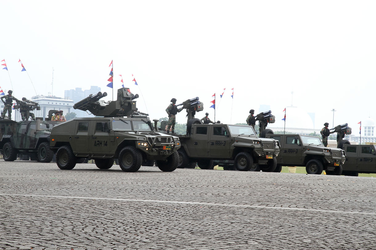 Alutsista milik TNI AU melintas di depan panggung kehormatan dalam gladi bersih Hari Ulang Tahun (HUT) ke-79 Tentara Nasional Indonesia (TNI) di Lapangan Silang Monumen Nasional (Monas), Gambir, Jakarta Pusat, Kamis (3/10/2024). (BeritaNasional.com/Oke Atmaja)