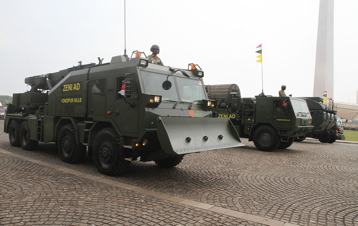 Alutsista milik TNI AU melintas di depan panggung kehormatan dalam gladi bersih Hari Ulang Tahun (HUT) ke-79 Tentara Nasional Indonesia (TNI) di Lapangan Silang Monumen Nasional (Monas), Gambir, Jakarta Pusat, Kamis (3/10/2024). (BeritaNasional.com/Oke Atmaja)