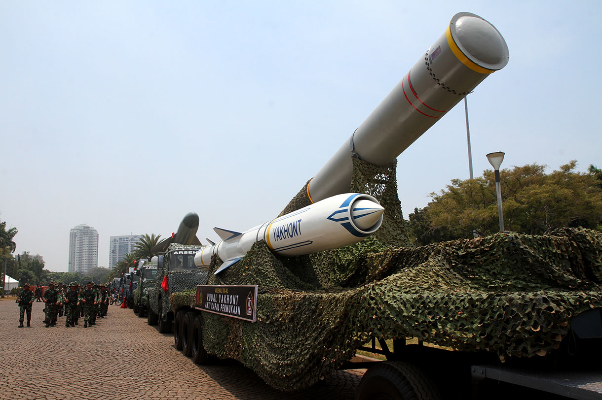 Rudal Yakhont TNI AL berada di silang Monas, Jakarta, Selasa (1/1/2024). (BeritaNasional.com/Oke Atmaja)