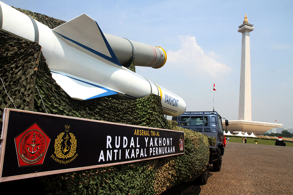 Rudal Yakhont TNI AL berada di silang Monas, Jakarta, Selasa (1/1/2024). (BeritaNasional.com/Oke Atmaja)