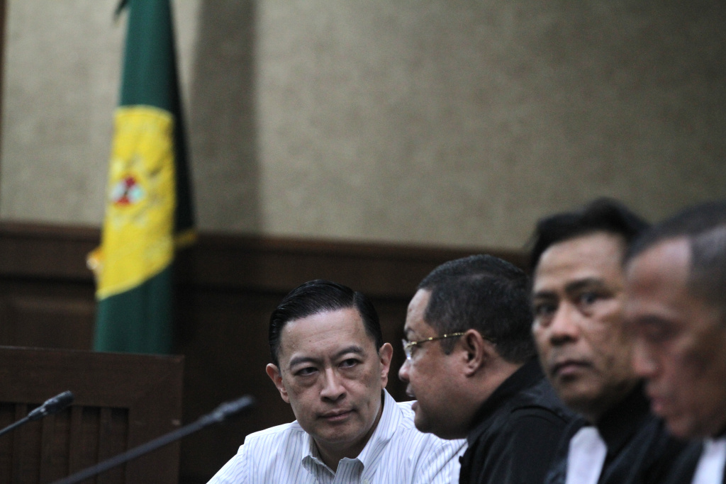 Tom Lembong Divonis 4,5 Tahun Penjara Terdakwa kasus dugaan korupsi impor gula, Thomas Trikasih Lembong atau Tom Lembong berjalan usai sidang pembacaan vonis di Pengadilan Tipikor, Jakarta, Jumat (18/7/2025). (Beritanasional.com/ Oke Atmaja)