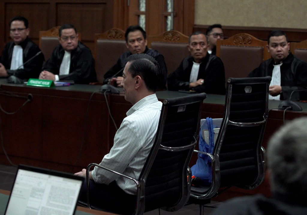 Tom Lembong Divonis 4,5 Tahun Penjara Terdakwa kasus dugaan korupsi impor gula, Thomas Trikasih Lembong atau Tom Lembong berjalan usai sidang pembacaan vonis di Pengadilan Tipikor, Jakarta, Jumat (18/7/2025). (Beritanasional.com/ Oke Atmaja)