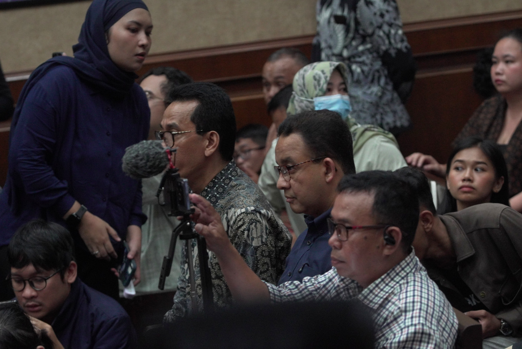 Tom Lembong Divonis 4,5 Tahun Penjara Terdakwa kasus dugaan korupsi impor gula, Thomas Trikasih Lembong atau Tom Lembong berjalan usai sidang pembacaan vonis di Pengadilan Tipikor, Jakarta, Jumat (18/7/2025). (Beritanasional.com/ Oke Atmaja)