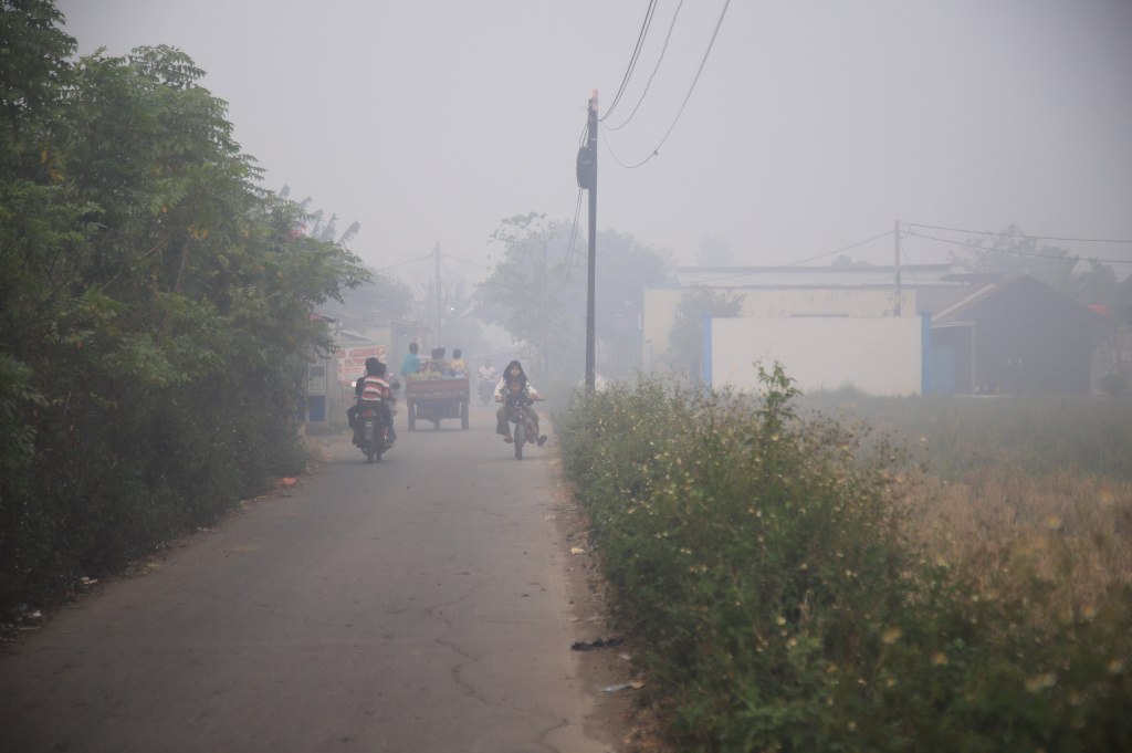 Petugas pemadam kebakaran berusaha memadamkan api di Tempat Pembuangan Akhir (TPA) Jatiwaringin, Kabupaten Tangerang, Banten, Senin (6/7/2026). (Beritanasional.com/Oke Atmaja)
