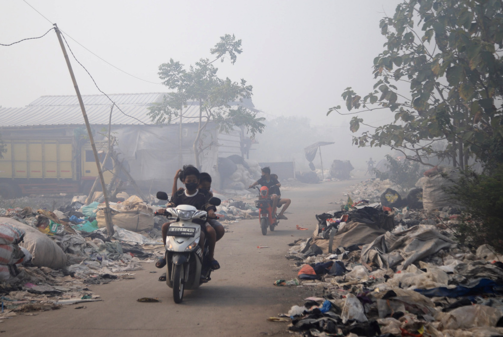 Petugas pemadam kebakaran berusaha memadamkan api di Tempat Pembuangan Akhir (TPA) Jatiwaringin, Kabupaten Tangerang, Banten, Senin (6/7/2026). (Beritanasional.com/Oke Atmaja)