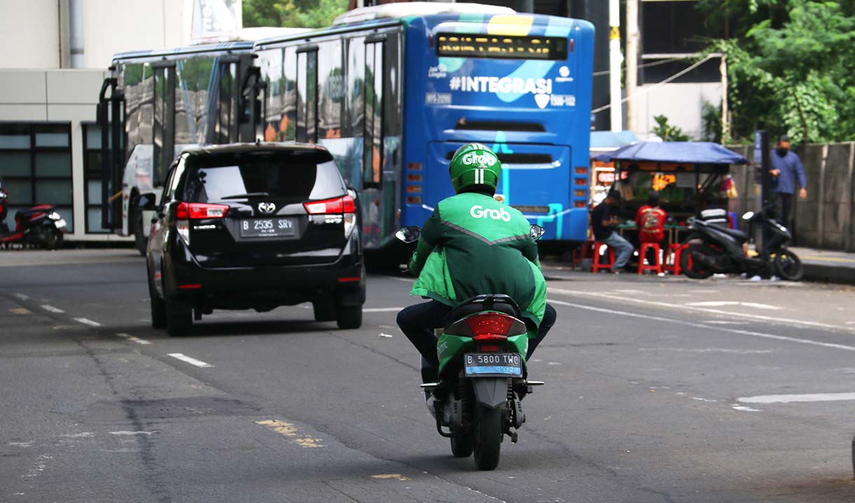 Bus listrik Transjakarta mengantre di halte Transjakarta Dukuh Atas Pasar Baru, Jakarta, Sabtu (4/10/2025).  (Beritanasional.com/Oke Atmaja)