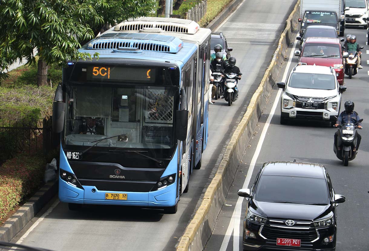 Bus listrik Transjakart melintas di Kawasan Jalan Kenari, Jakarta, Selasa (7/10/2025).  (Beritanasional.com/Oke Atmaja)