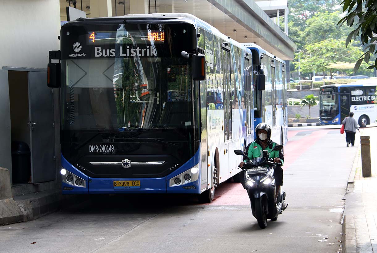 Bus listrik Transjakarta mengantre di halte Transjakarta Dukuh Atas Pasar Baru, Jakarta, Sabtu (4/10/2025).  (Beritanasional.com/Oke Atmaja)