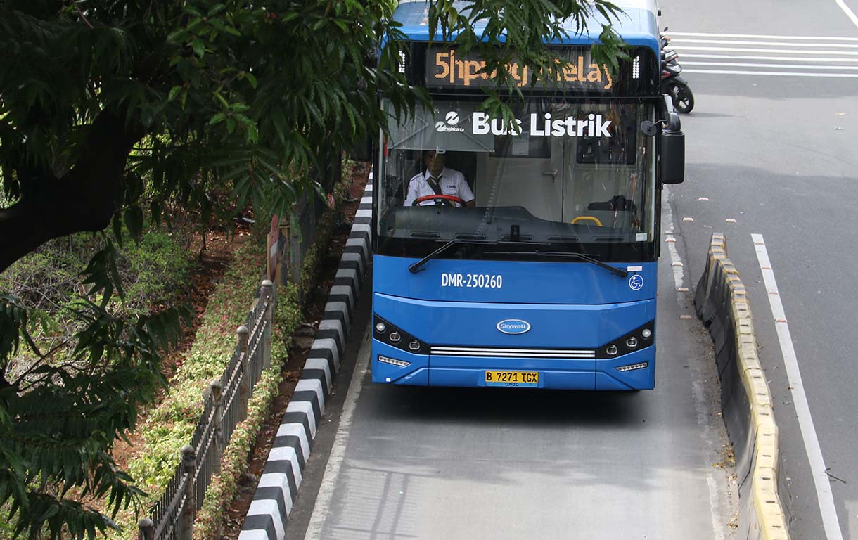 Bus listrik Transjakart melintas di Kawasan Jalan Kenari, Jakarta, Selasa (7/10/2025).  (Beritanasional.com/Oke Atmaja)