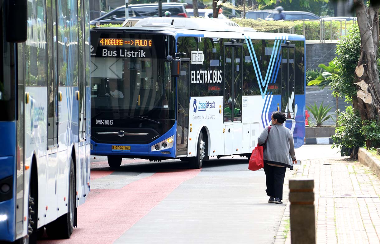 Bus listrik Transjakarta mengantre di halte Transjakarta Dukuh Atas Pasar Baru, Jakarta, Sabtu (4/10/2025).  (Beritanasional.com/Oke Atmaja)
