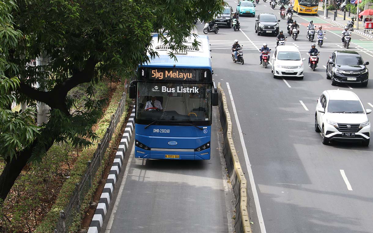 Bus listrik Transjakart melintas di Kawasan Jalan Kenari, Jakarta, Selasa (7/10/2025).  (Beritanasional.com/Oke Atmaja)