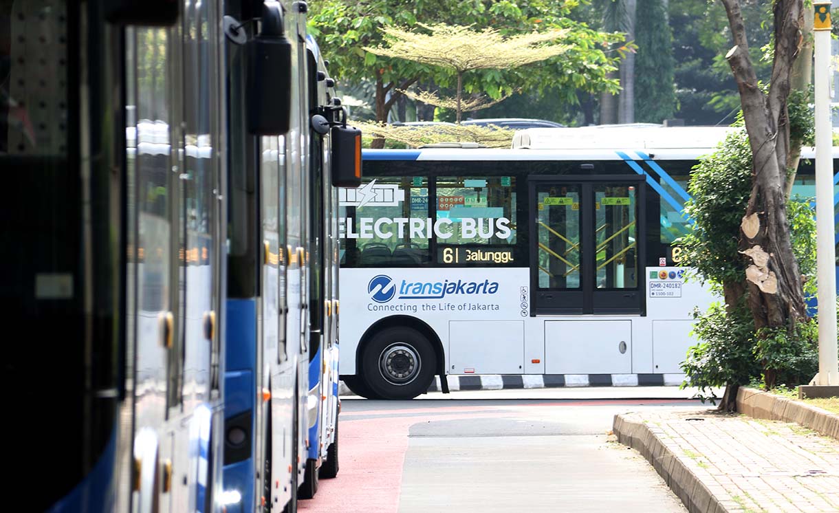 Bus listrik Transjakarta mengantre di halte Transjakarta Dukuh Atas Pasar Baru, Jakarta, Sabtu (4/10/2025).  (Beritanasional.com/Oke Atmaja)