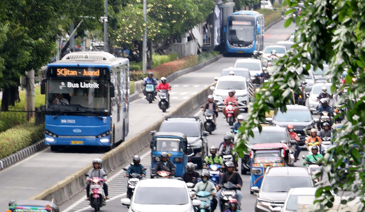 Bus listrik Transjakart melintas di Kawasan Jalan Kenari, Jakarta, Selasa (7/10/2025).  (Beritanasional.com/Oke Atmaja)