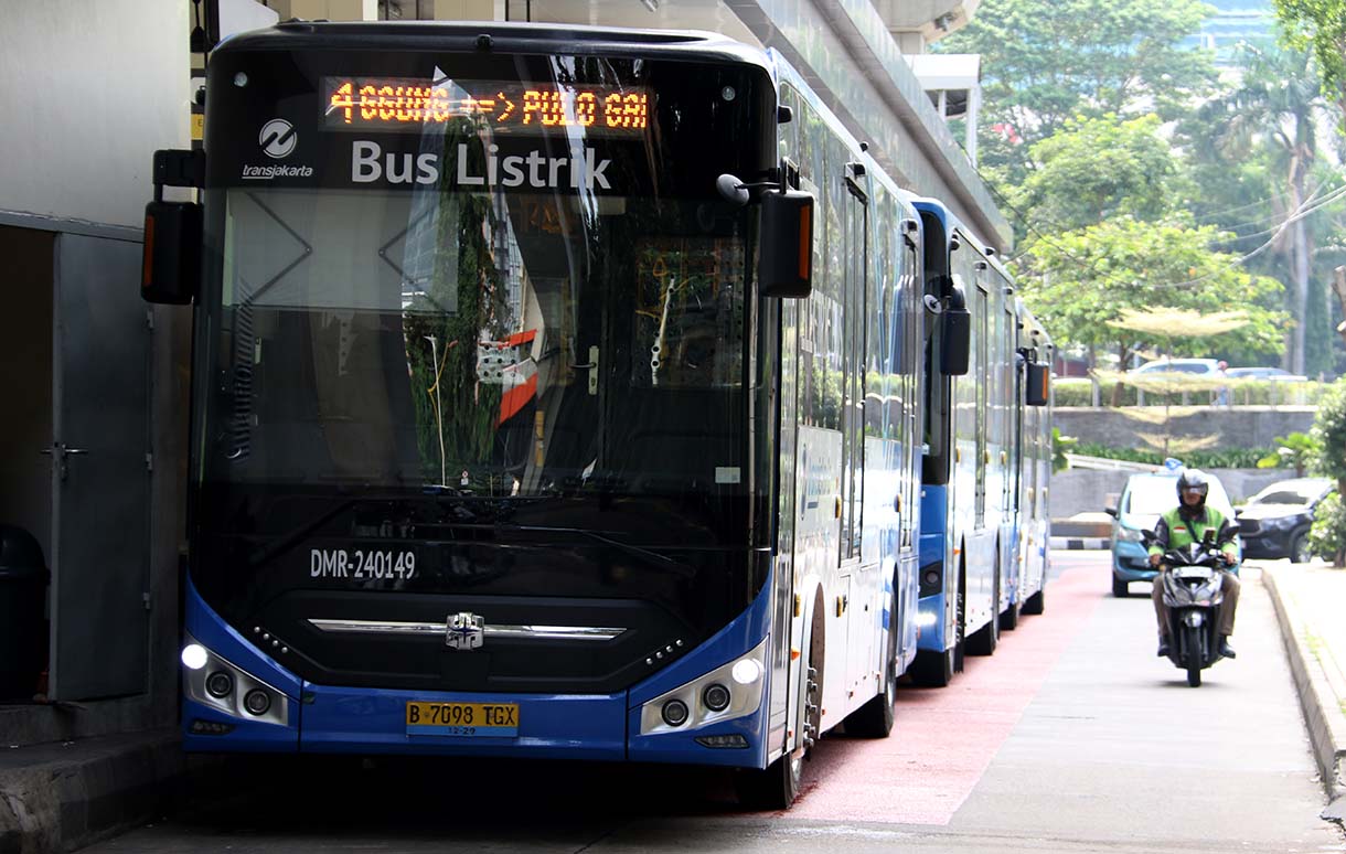 Bus listrik Transjakarta mengantre di halte Transjakarta Dukuh Atas Pasar Baru, Jakarta, Sabtu (4/10/2025).  (Beritanasional.com/Oke Atmaja)