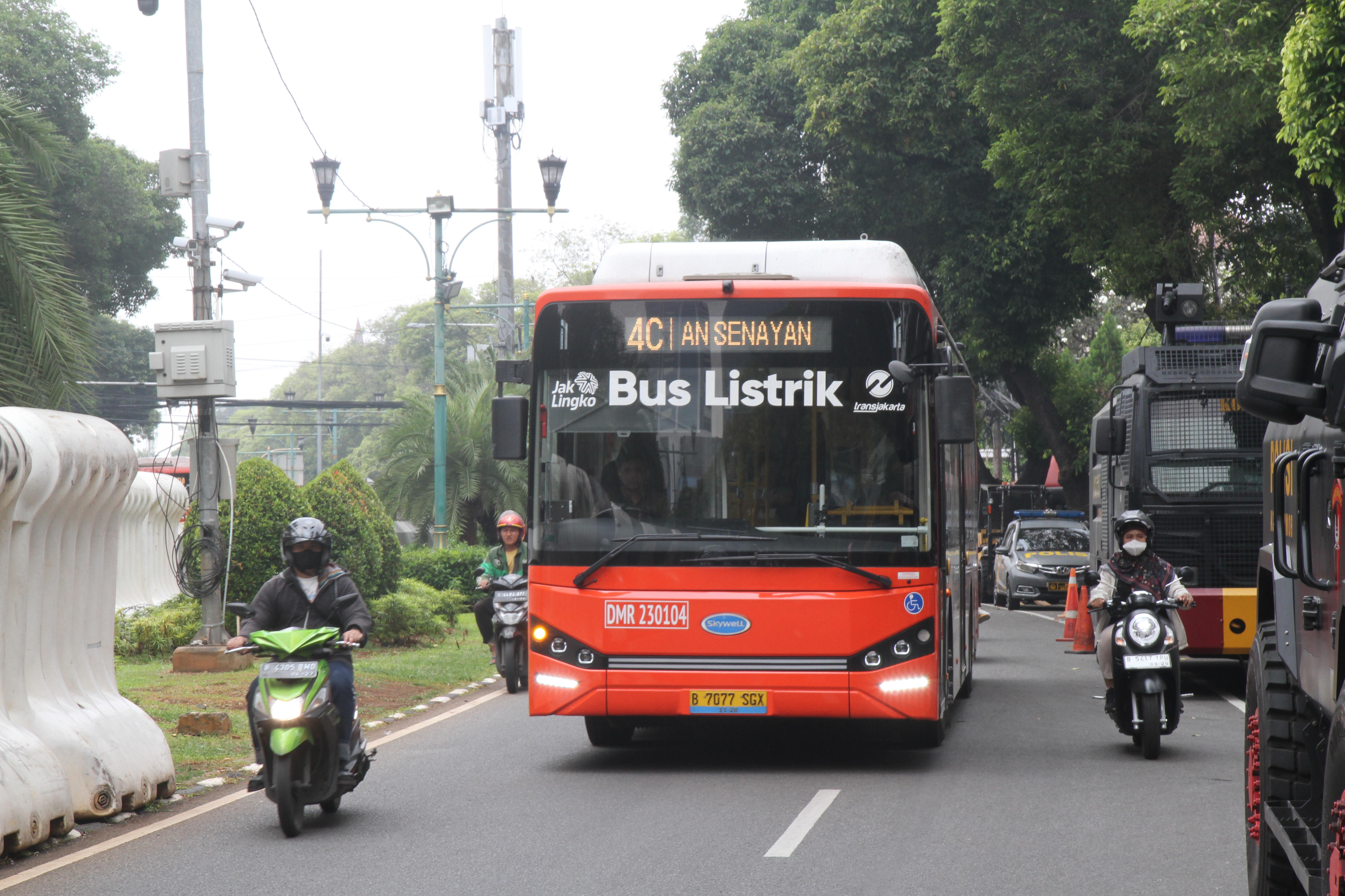 Bus Listrik Transjakarta jurusan melintas di Jalan Imam Bonjol, Jakarta, Minggu (28/7/2024).(BeritaNasional.com/Oke Atmaja)