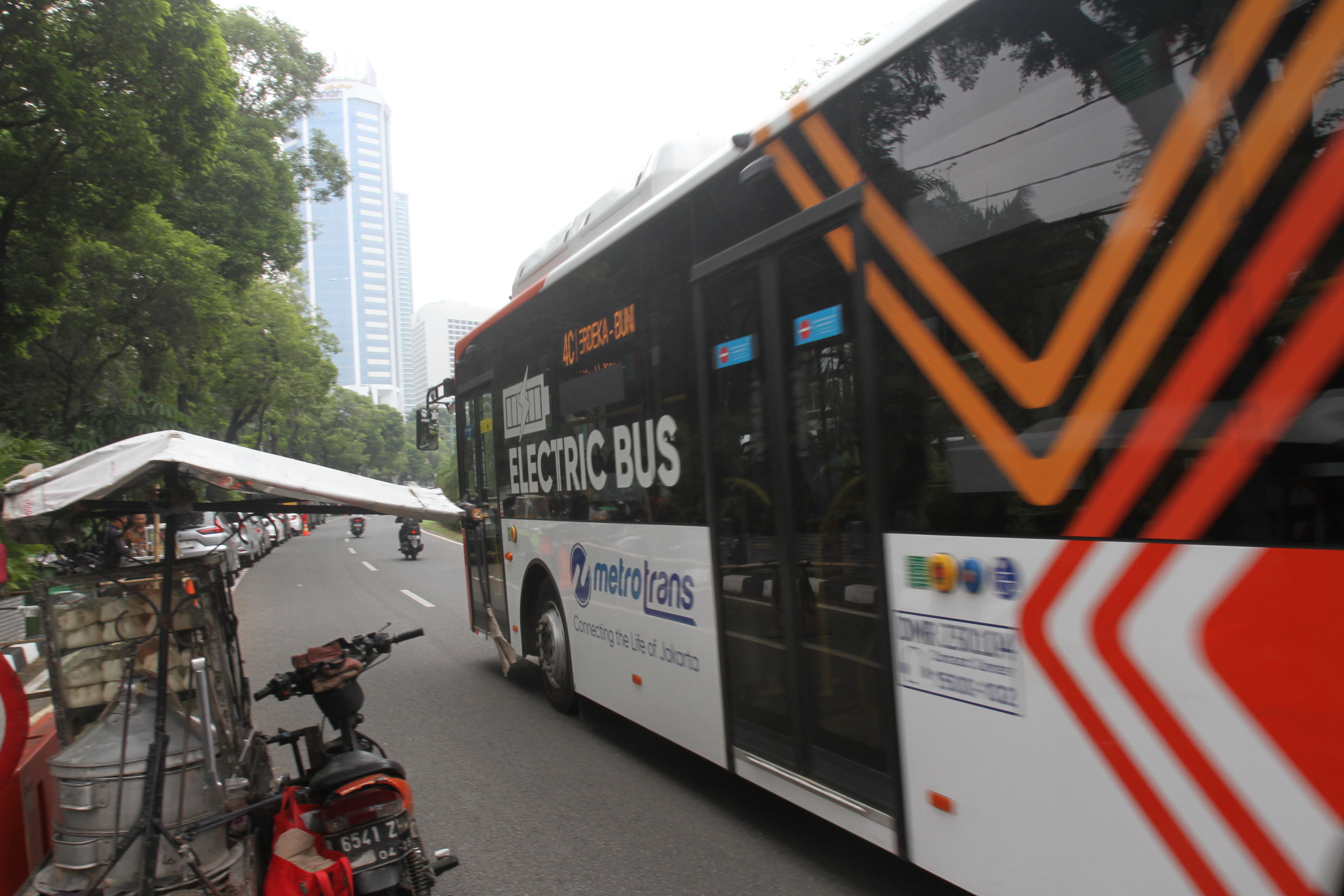 Bus Listrik Transjakarta jurusan melintas di Jalan Imam Bonjol, Jakarta, Minggu (28/7/2024).(BeritaNasional.com/Oke Atmaja)