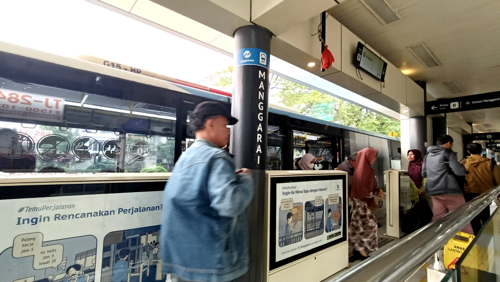 Transportasi Umum Gratis untuk 15 Golongan Masyarakat Jakarta Transjakarta melintas di kawasan Manggarai, Jakarta, Kamis (22/5/2025) ( Berita nasional.com/Oke Atmaja)
