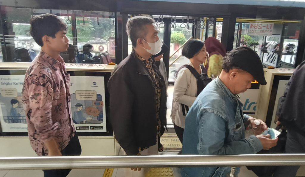 Transportasi Umum Gratis untuk 15 Golongan Masyarakat Jakarta Transjakarta melintas di kawasan Manggarai, Jakarta, Kamis (22/5/2025) ( Berita nasional.com/Oke Atmaja)