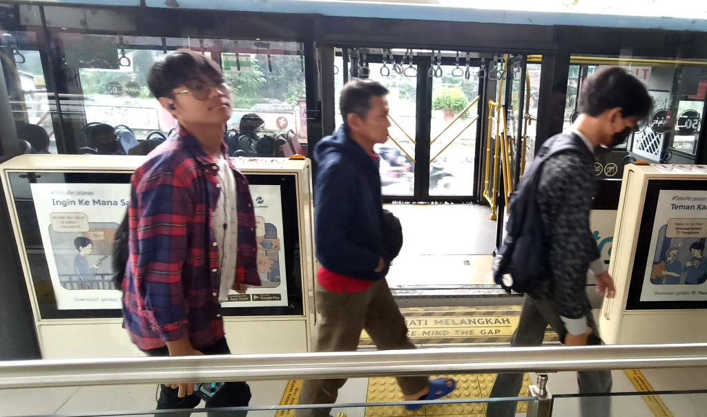Transportasi Umum Gratis untuk 15 Golongan Masyarakat Jakarta Transjakarta melintas di kawasan Manggarai, Jakarta, Kamis (22/5/2025) ( Berita nasional.com/Oke Atmaja)