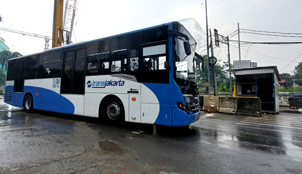 Transportasi Umum Gratis untuk 15 Golongan Masyarakat Jakarta Transjakarta melintas di kawasan Manggarai, Jakarta, Kamis (22/5/2025) ( Berita nasional.com/Oke Atmaja)
