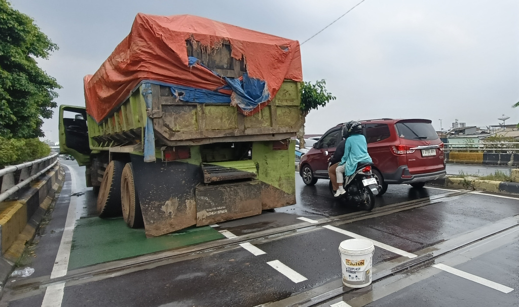 Truk Pecah Ban di Tebet Jaksel, Arus Lalu Lintas Macet Truk mengalami pecah ban di kawasan Tebet, Jakarta, Senin (9/6/2025). (Beritanasional.com/Oke Atmaja)