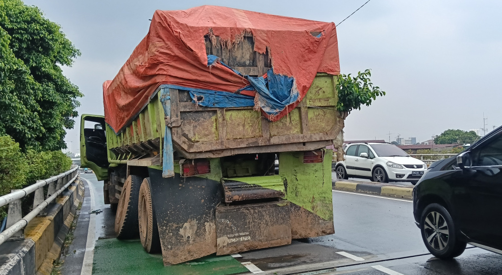 Truk Pecah Ban di Tebet Jaksel, Arus Lalu Lintas Macet Truk mengalami pecah ban di kawasan Tebet, Jakarta, Senin (9/6/2025). (Beritanasional.com/Oke Atmaja)